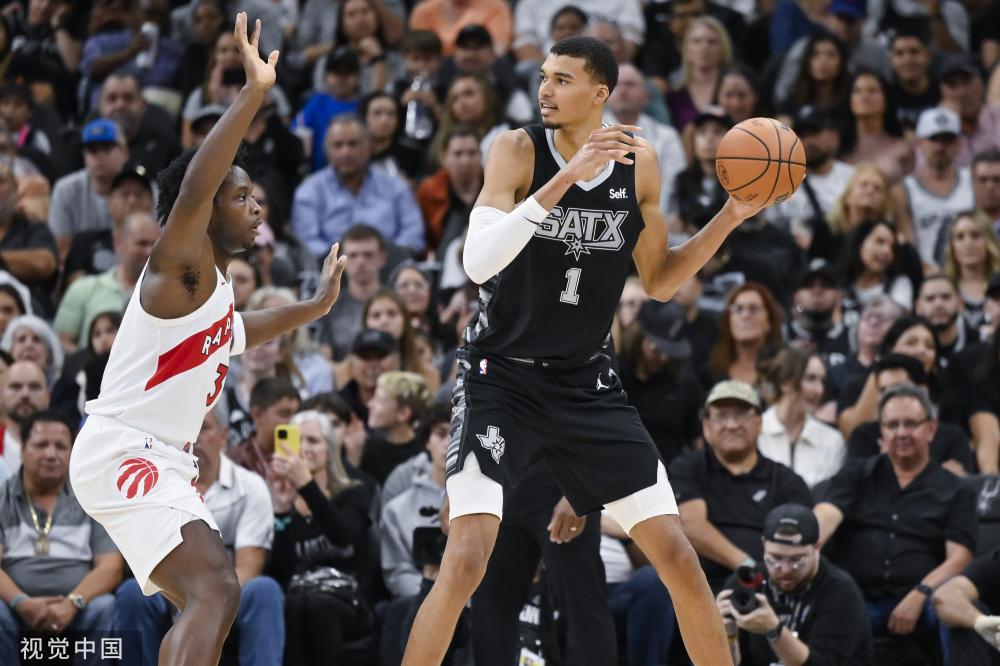 观众屏息凝 观众屏息凝